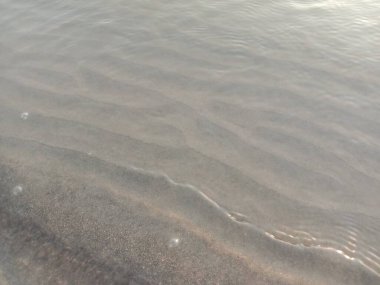 Su ve sahil manzaralı nehir manzarası