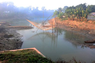 Güzel göl ve gökyüzü manzarası doğayla