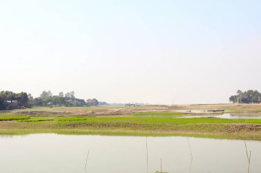 Güzel göl ve gökyüzü manzarası doğayla