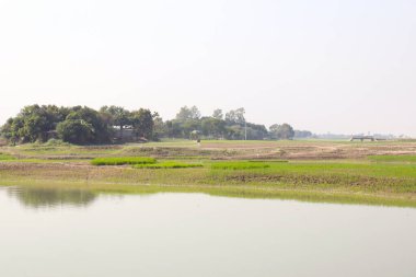Güzel göl ve gökyüzü manzarası doğayla