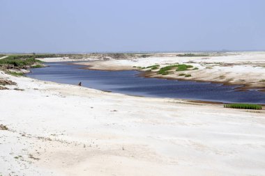 Güzel göl ve gökyüzü manzarası doğayla
