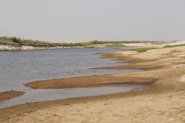 Güzel göl ve gökyüzü manzarası doğayla