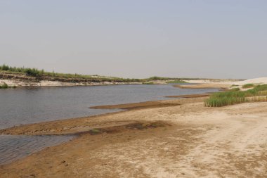 Güzel göl ve gökyüzü manzarası doğayla