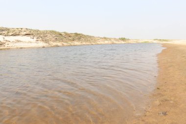 Güzel göl ve gökyüzü manzarası doğayla