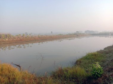 Güzel göl ve gökyüzü manzarası doğayla