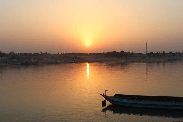 Човен Річці Вечір Сонце Небі — стокове фото