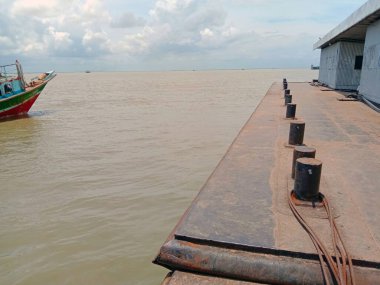 Yolcu ve seyahat için nehirde kalın.