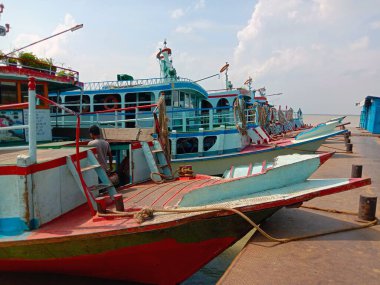 Yolcu ve seyahat için nehirde kalın.