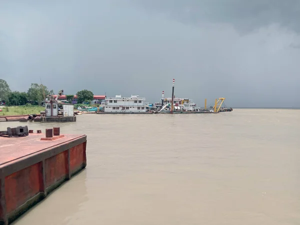 Lonch Dans Rivière Sur Station Pour Les Passagers Les Voyages — Photo