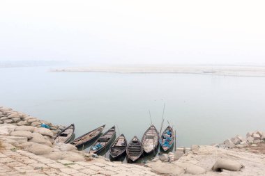 Nehirde gezginler için siyah renkli ahşap tekne