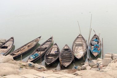 Nehirde gezginler için siyah renkli ahşap tekne
