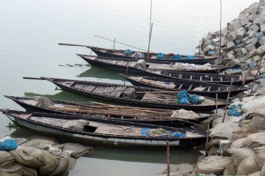 Nehirde gezginler için siyah renkli ahşap tekne