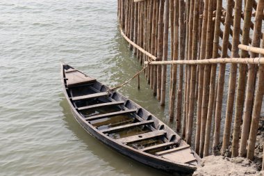 Nehirde gezginler için siyah renkli ahşap tekne