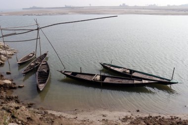 Nehirde gezginler için siyah renkli ahşap tekne