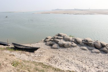 Nehirde gezginler için siyah renkli ahşap tekne