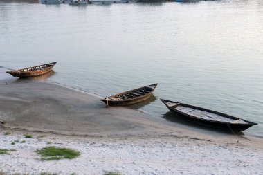 Nehirde gezginler için siyah renkli ahşap tekne