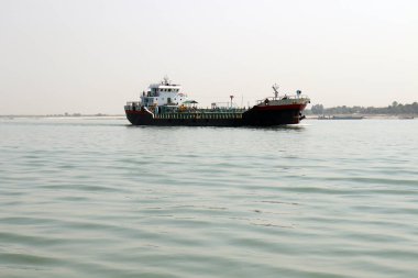 Ürün sevkiyatı için nehirde kargo gemisi