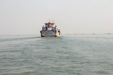 Ürün sevkiyatı için nehirde kargo gemisi