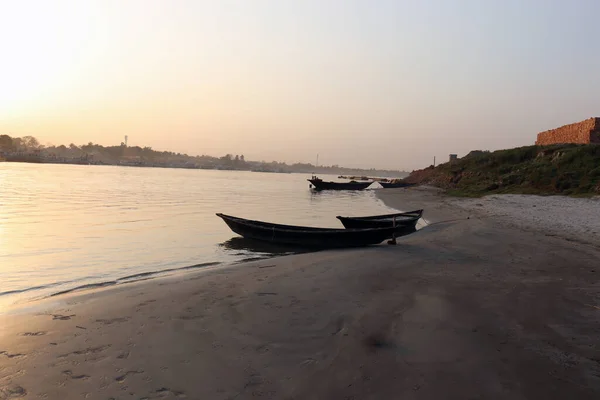 Bateau Bois Couleur Noire Sur Rivière Pour Voyageur — Photo