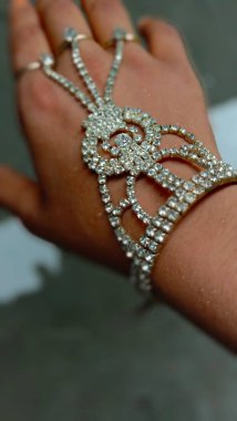 Elmas bir bilezik Gelin 'in elinde evlilik için.