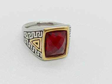 Satmak için beyaz arka planda adam halkası yakın plan