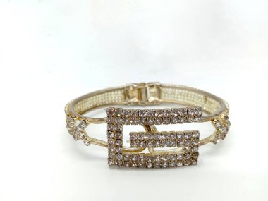 Beyaz arka planda kız için gümüş renkli kadın bileziği