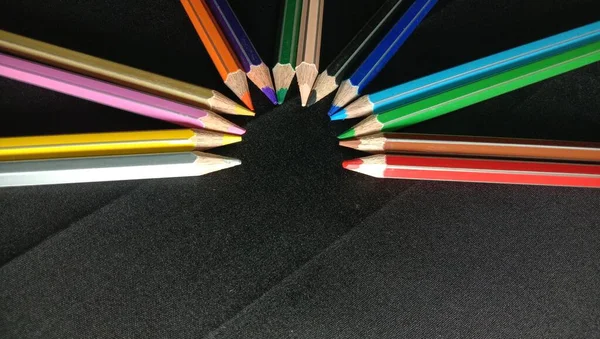 Crayon Bois Multicolore Sur Fond Noir — Photo