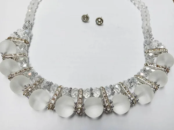 Frauen Diamant Halskette Nahaufnahme Auf Geschäft Zum Verkauf — Stockfoto