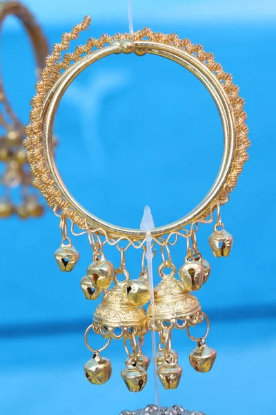 Χρυσό Χρώμα Δαχτυλίδι Αυτί Closeup Στο Κατάστημα Για Την Πώληση — Φωτογραφία Αρχείου