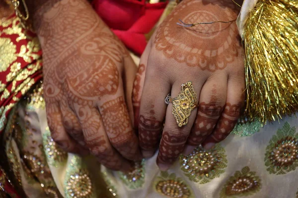 Primer Plano Novia Bangladesí Con Anillo Boda Dedo — Foto de Stock