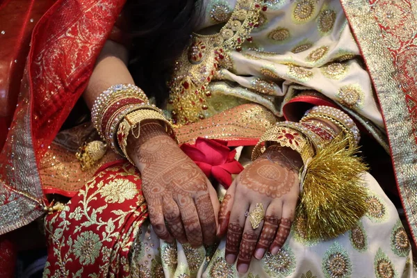 방글라데시 신부가 손가락에 결혼반지를 은둔하다 — 스톡 사진