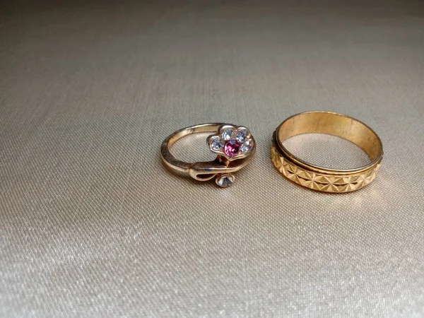 Anello Nozze Color Oro Matrimonio Sfondo Marrone — Foto Stock