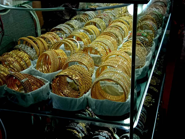 Altın Renkli Kadının Koloni Stokları Satışta — Stok fotoğraf