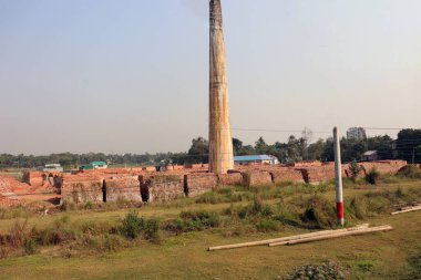 Gaz kulesi ve doğa ile tuğla fabrikası