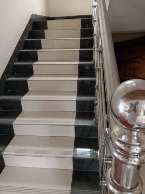 güzel siyah beyaz merdiven manzaralı bina