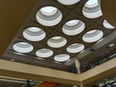 Alışveriş merkezinin güzel çatı kapanışı