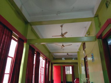 yeşil ve kırmızı renkli güzel oturma odası manzaralı