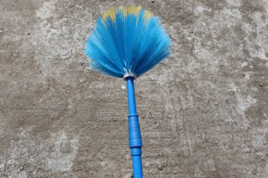 Mavi ve sarı renkli süpürge Temizlik için yakın plan