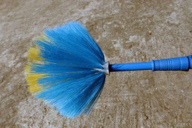 Mavi ve sarı renkli süpürge Temizlik için yakın plan