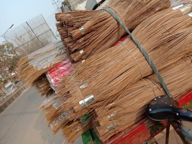 Satış ve temizlik için süpürge stoğu