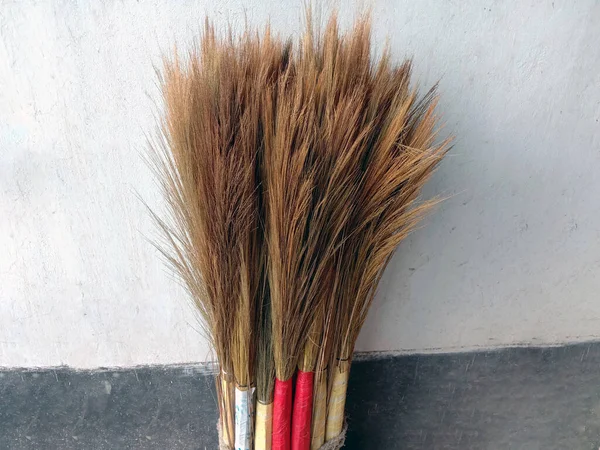 Broom Stock Fiori Sul Negozio Vendita Pulizia — Foto Stock