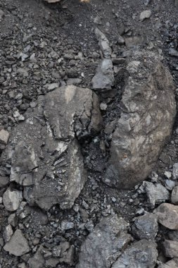 siyah renkli kömür stoku satmak için kazıyor