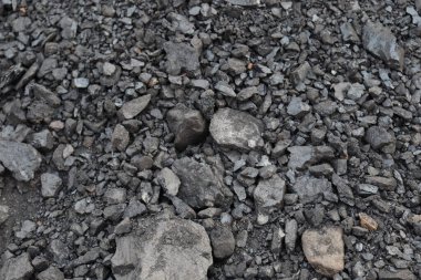 siyah renkli kömür stoku satmak için kazıyor