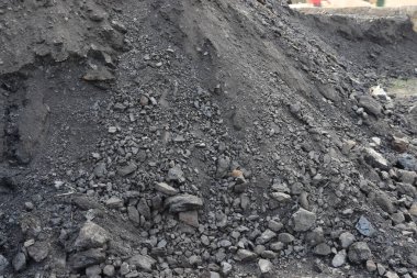 siyah renkli kömür stoku satmak için kazıyor