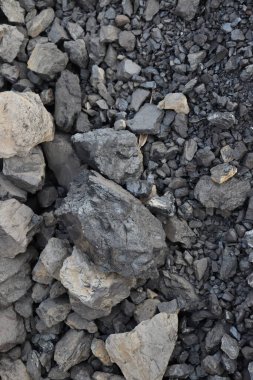 siyah renkli kömür stoku satmak için kazıyor