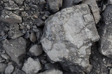 siyah renkli kömür stoku satmak için kazıyor