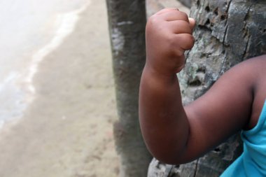 Çocuk eli, çocuk günü için parmaklarıyla kapatır.