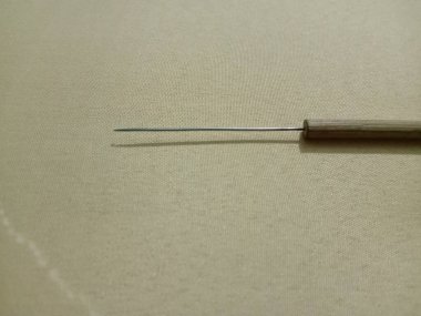 Sariler için altın kumaş üzerinde el iğnesi stoku