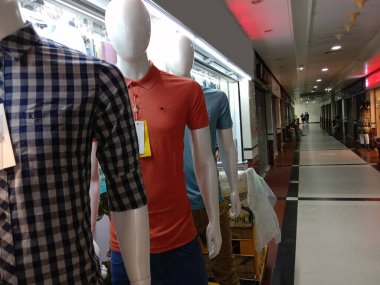 Bir çok renkli erkek gömleği satışta.