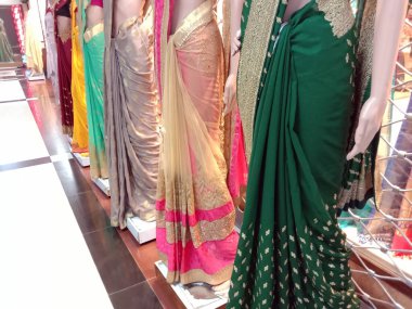 Satmak için dükkanında oyuncak model olan çoklu renkli sari stoğu